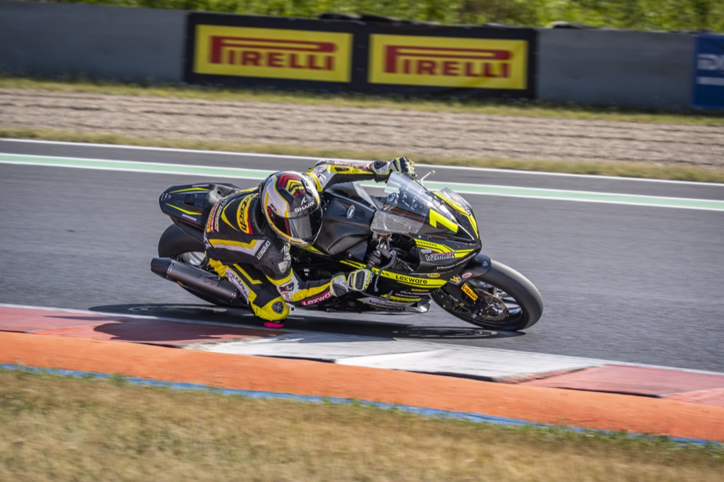 Skarp tilbagekomst for Oliver Svendsen i IDM Sportbike – Pole, banerekord og sejr på Autodrom Most!
(Foto: Studio Dino Eisele)